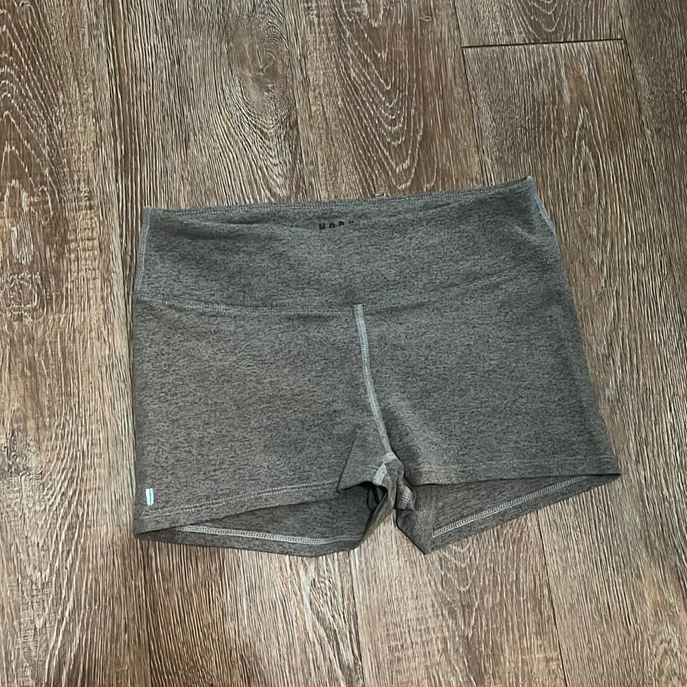 NOBULL WOMEN'S LOW-RISE HEATHER SHORT 2"